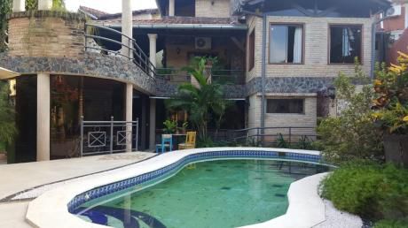 Vendo Casa/residencia En Mburucuya 700 Mts2
