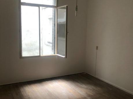 Se Vende Monoambiente En Pocitos, Sobre La Rambla