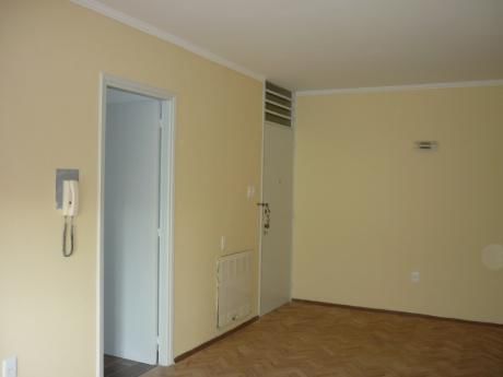 Apartamento,en Zona Comercial Turística!!