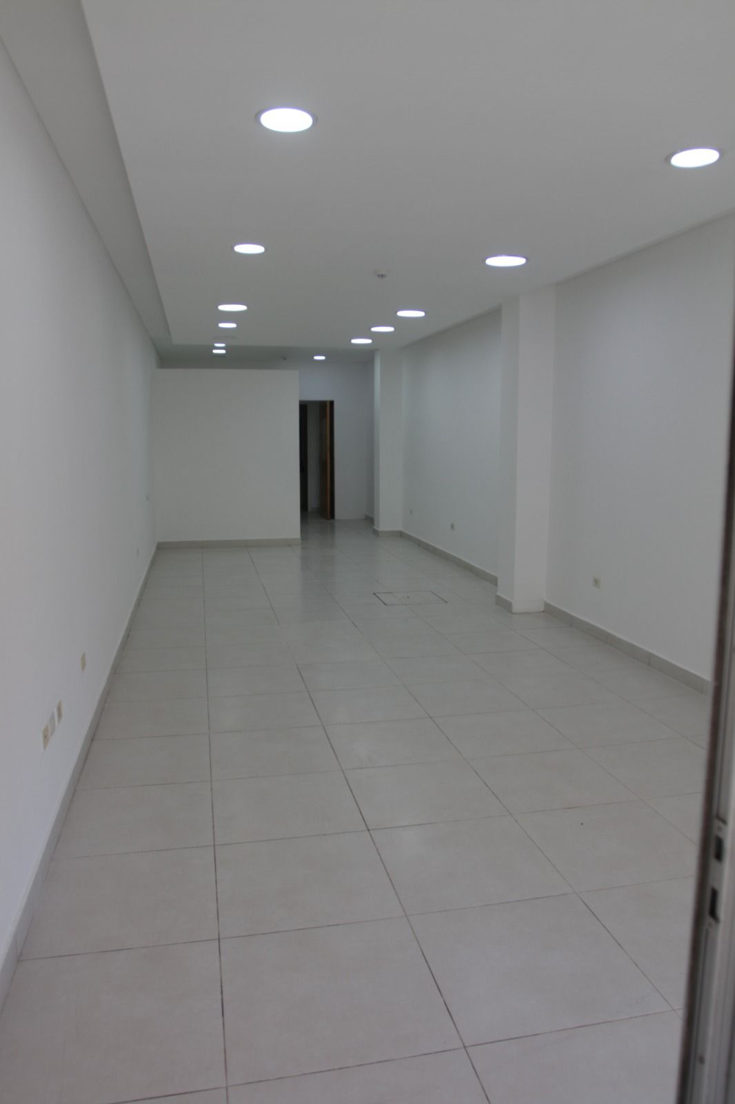 ALQUILO SALON COMERCIAL EN VILLAMORRA — foto 2