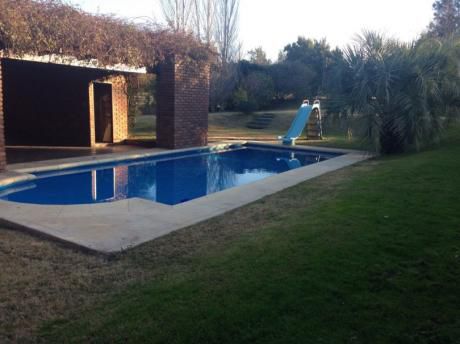 Excelente Casa En La Tahona, Con Divino Fondo Y Piscina!