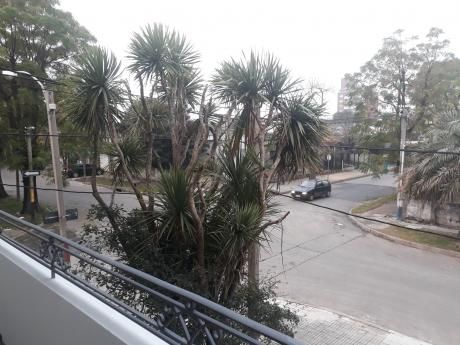 Reservado. A 2 Cuadras De 8 De Oct. Al Frente Con Balcón Y Terraza Lav.
