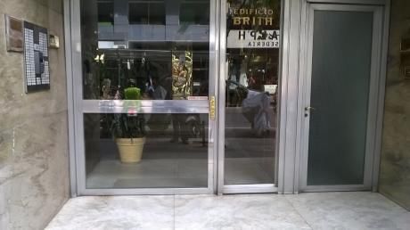 Apartamento Al Frente En Rio Branco.