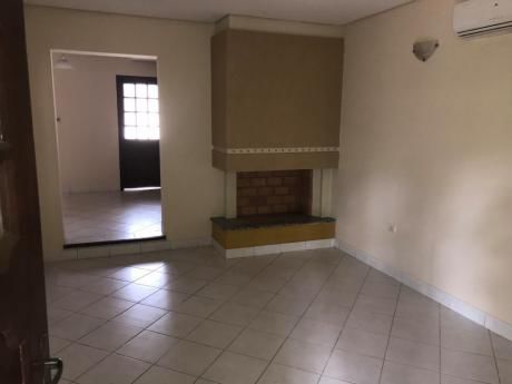 Alquilo Casa En Barrio Mburucuja. En Condominio