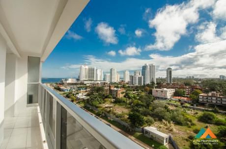 Hermoso Apartamento Sobre Av. Chiverta, Vistas Despejadas, 1 Dormitorio Y 1/2
