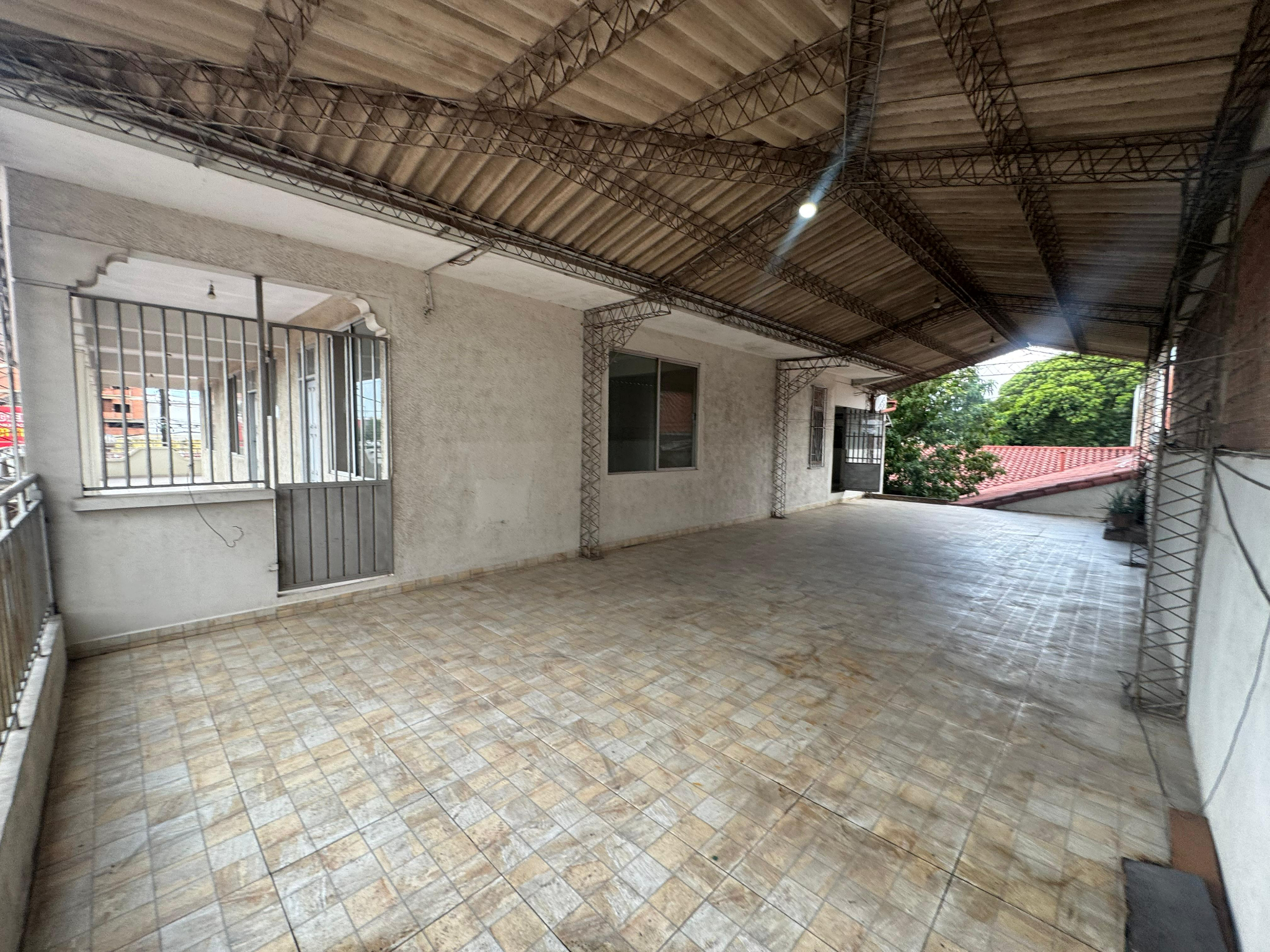 Casa Con Locales Comerciales En Venta Sobre Avenida