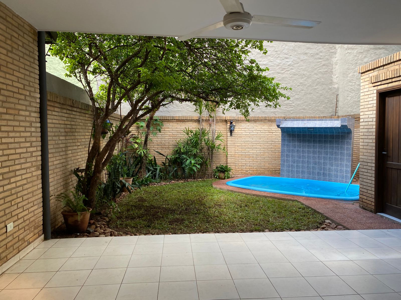 ALQUILO CASA PAREADA CON PISCINA Y QUINCHO EN VILLA MORRA — foto 2