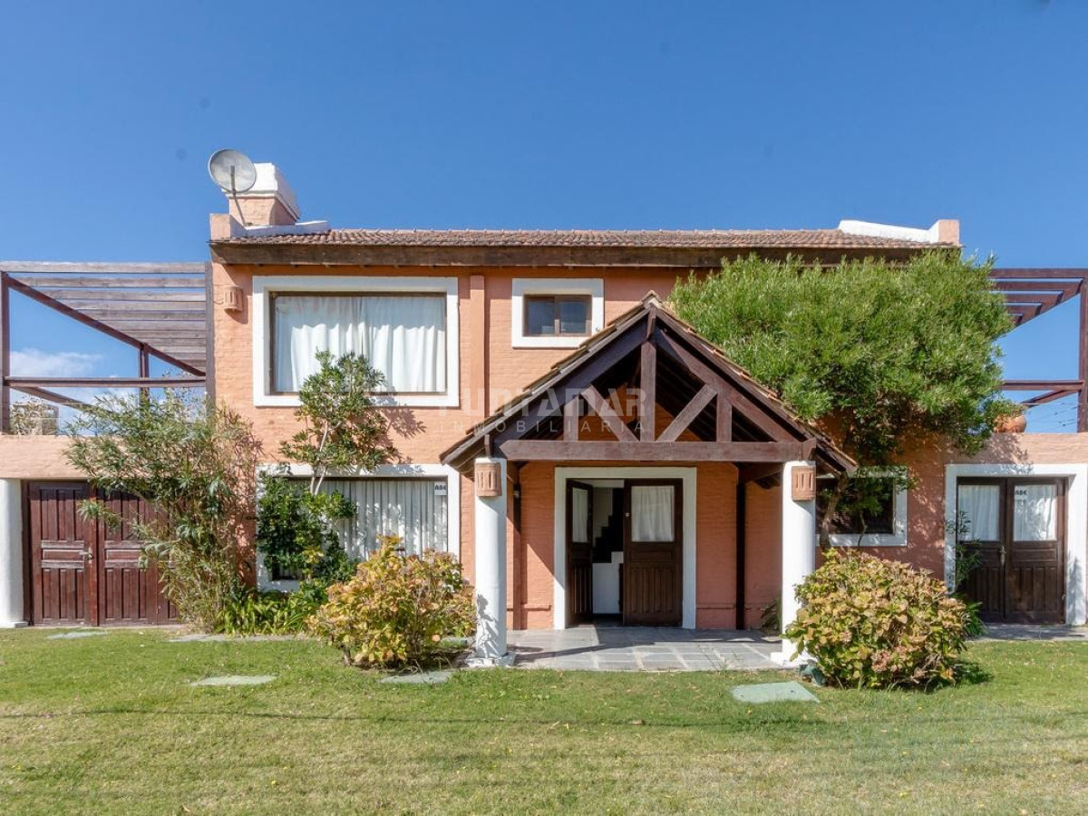 VENTA CASA EN MONTOYA 4 DORMITORIOS CON PISCINA