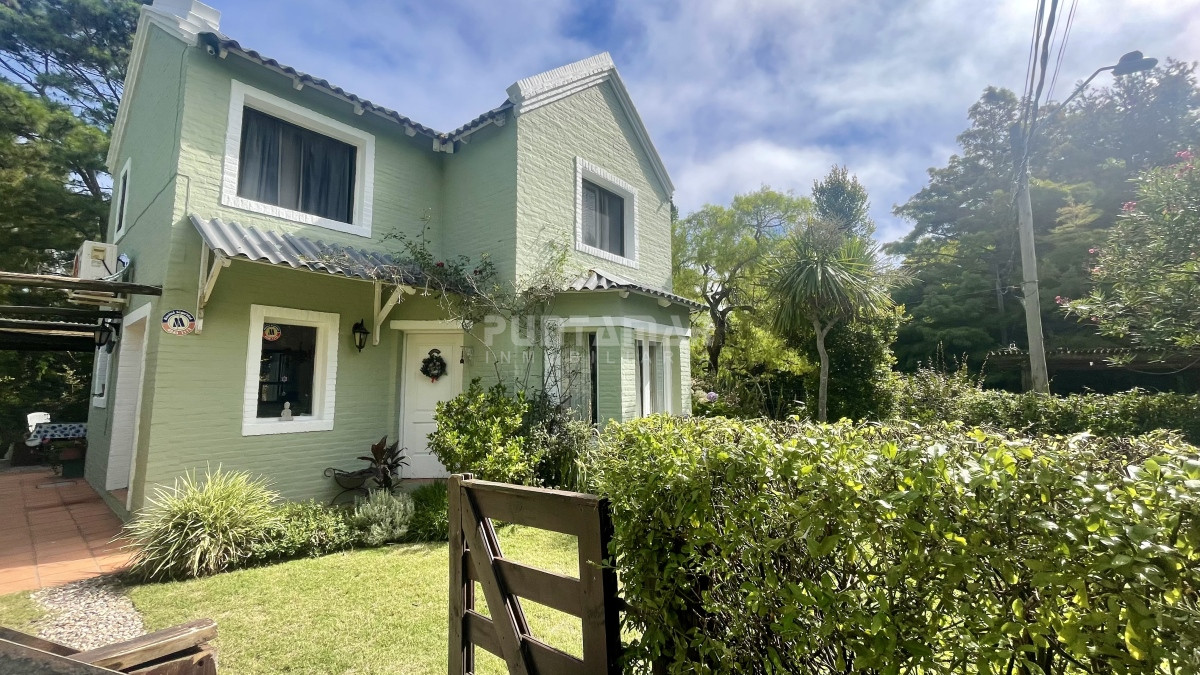 MUY LINDA CASA DE 4 DORMITORIOS EN EL CORAZON DE LA BARRA