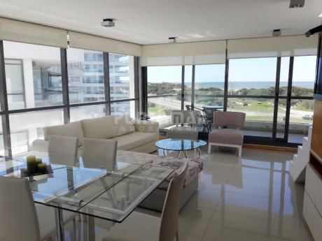 Divino Penthouse Frente A Playa Brava, Tres Dormitorios En Suite, Living Comedor Y Cocina Muy Bien Equipada