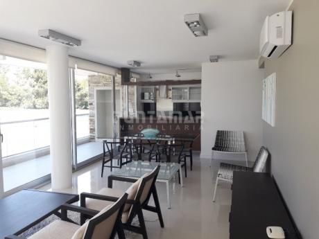 Duplex De Tres Dormitorios, Dos Terrazas Amplias , Una De Ellas Con Parrillero Propio, Ubicado En Zona De Playa Brava A Metros Del Mar