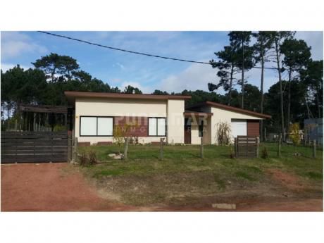Casa Nueva Con Tres Años De Edificada , Ubicada En Parada 32 De Camino A La Laguna Playa Mansa , Cuatro Dormitorios , Uno En Suite Con Vestidor.