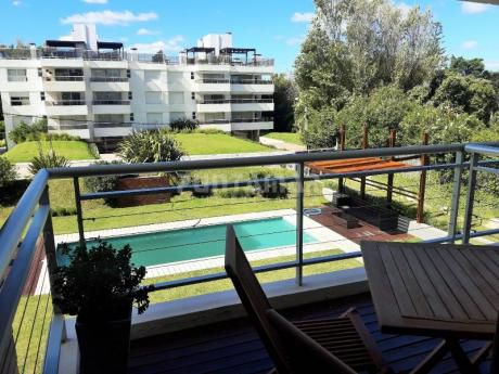 Muy Lindo Apartamento Ubicado A 100 Metros De Playa Brava, Terraza Con Parrillero Propio, Cochera Y Baulera