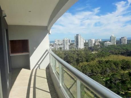 Apartamento A Estrenar De Un Dormitorio, Ubicado En Piso Alto Con Una Vista Panorámica Muy Linda, A Pasos De Playa Brava.