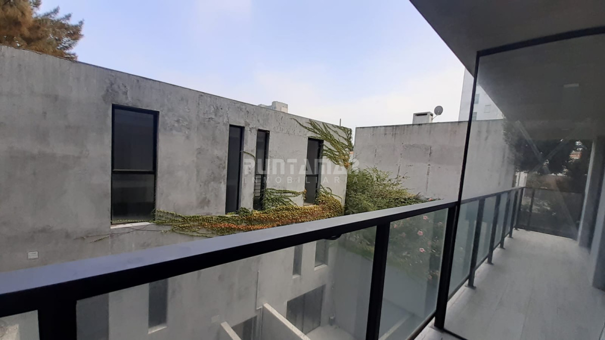 VENTA DE MONOAMBIENTE CON GARAGE EN PUNTA CARRETAS A PASOS DEL MAR