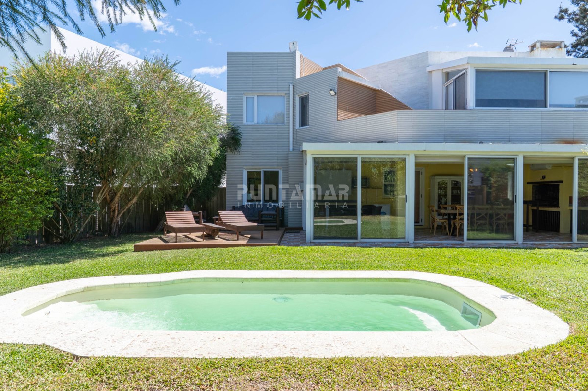 CASA EN LA JUANITA DE 4 DORMITORIOS A MINUTIOS DE JOSE IGNACIO