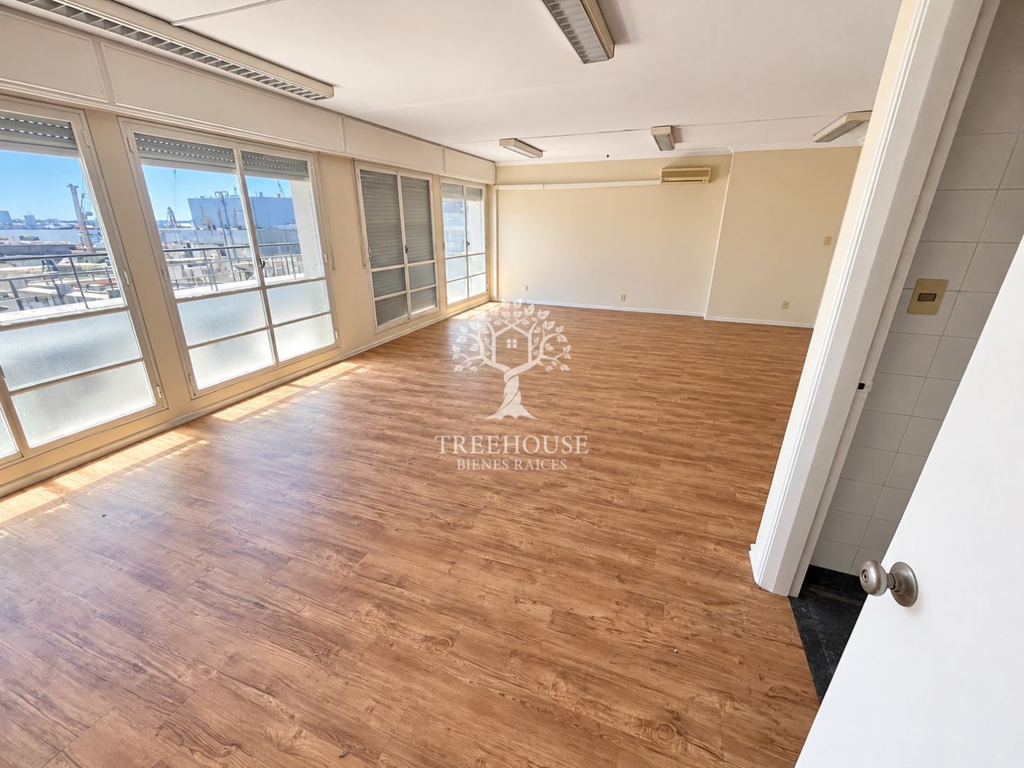 Alquiler Oficina con terraza y vista a la bahía en Ciudad Vieja, Montevideo