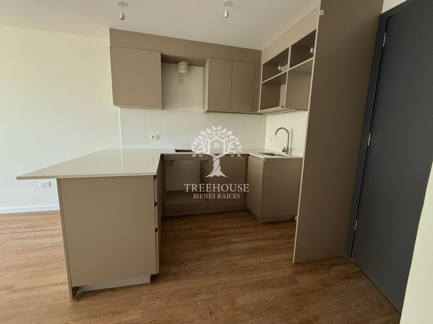 Photo 5 of 11