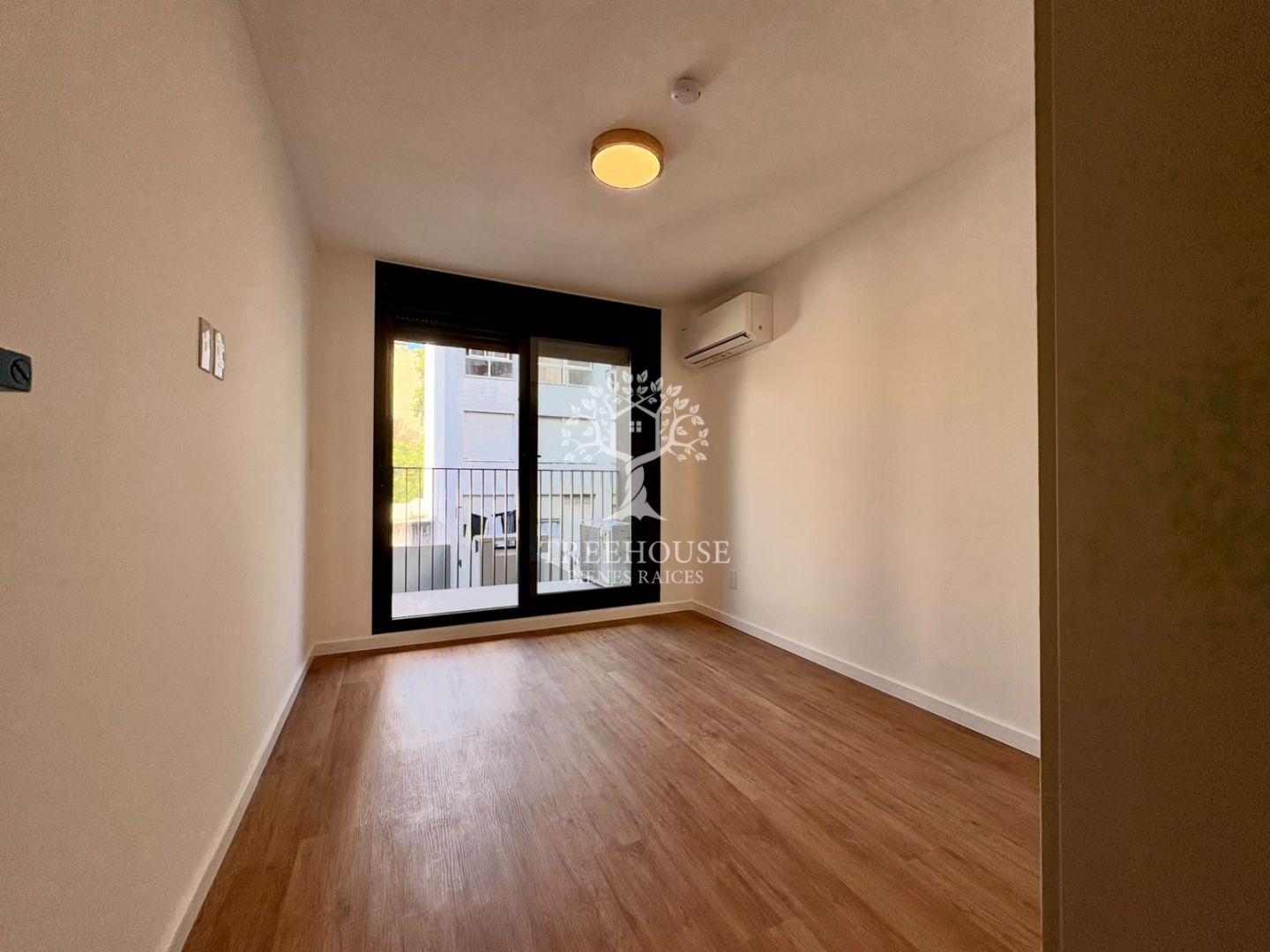 Alquiler Apartamento 1 dormitorio con dos balcones Parque Rodó. · Foto 8