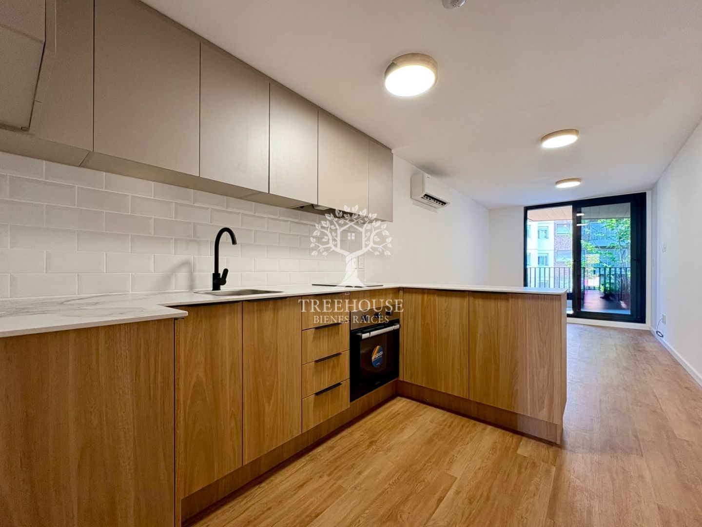 Alquiler Apartamento 1 dormitorio con dos balcones Parque Rodó. · Foto 2