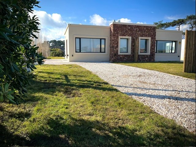 VENTA  ALQUILA  CASA 3 DORMITORIOS Y PISCINA CLIMATIZADA PUNTA DEL ESTE