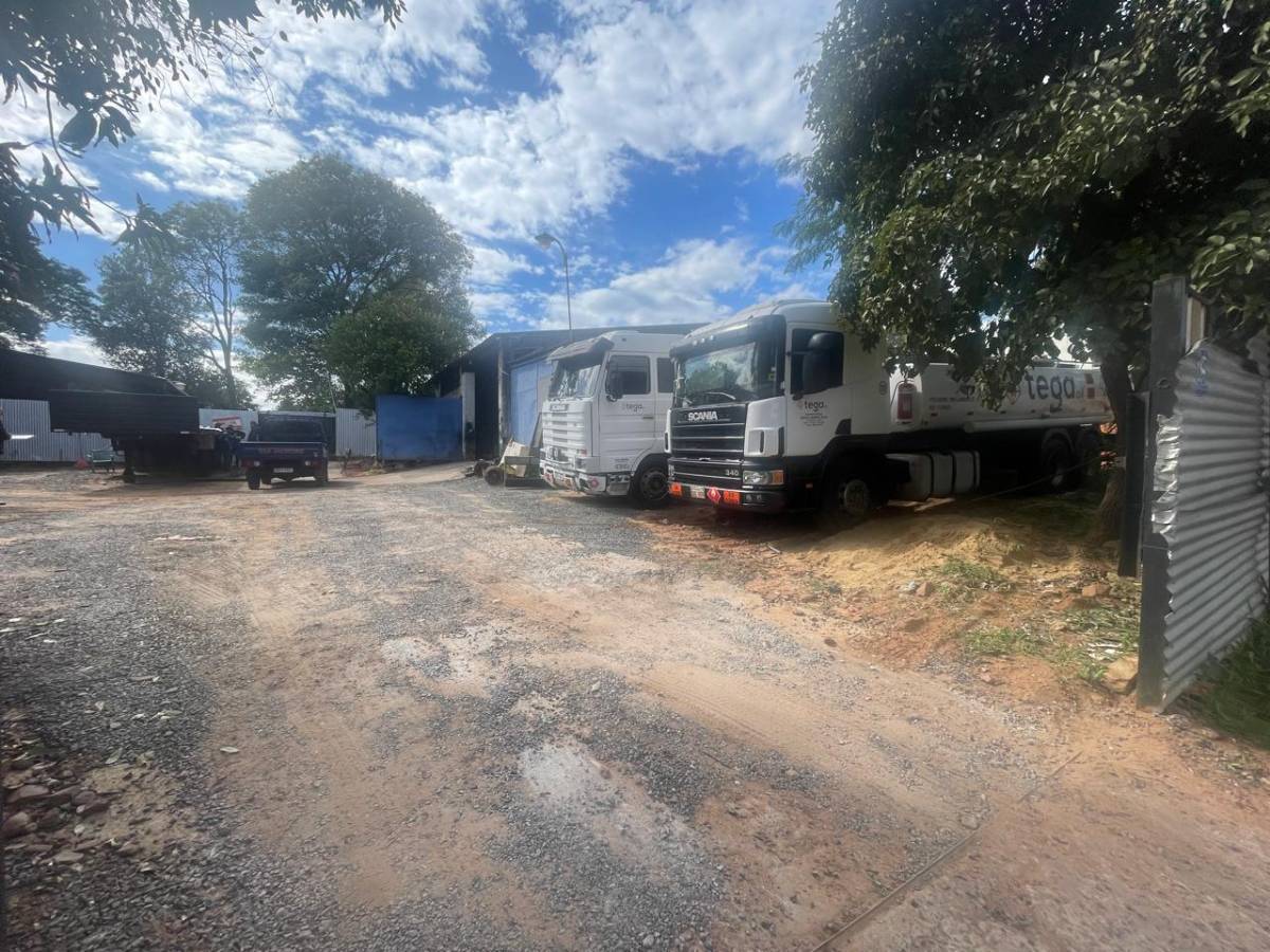 VENDO COMPLEJO DE TINGLADOS CON OFICINAS, VESTUARIOS Y CASA EN ÑEMBY — foto 3