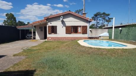 Casa Con Piscina Próxima Al Arroyo Y Bus