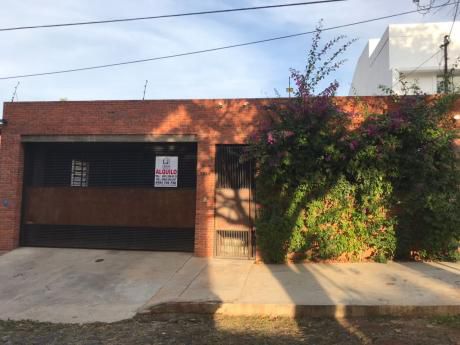 Alquilo Casa En Carmelitas Toda En Planta Baja.