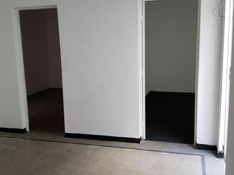 1924 Excelente Ubicacion En La Comercial Apto Dos Dorm Y Patio