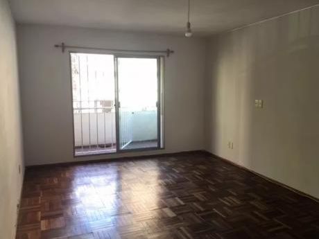 1 Dorm Al Frente 40mts. Frente A Española. $17300 Gc $2000.