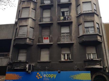 Apto. Centro, 4 Dormitorios, Piso 2, Al Fte.