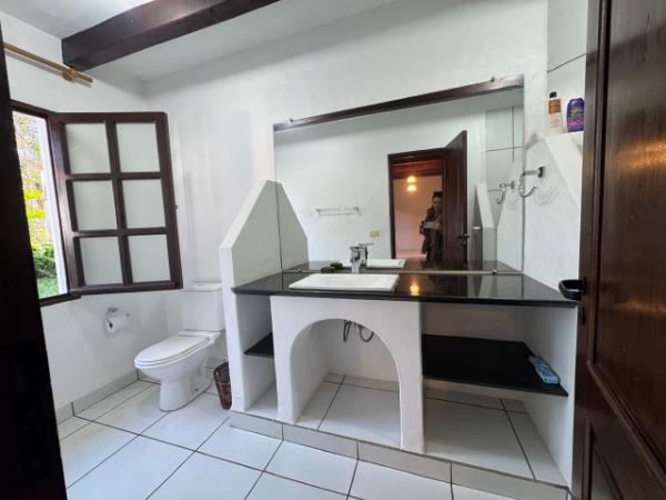 VENDO IMPONENTE RESIDENCIA CON AMPLIO PATIO EN HERNANDARIAS — foto 2
