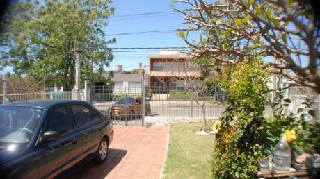 A 2 De Av. Italia: Casa En Buen Estado + 2 Apartamentos A Reciclar