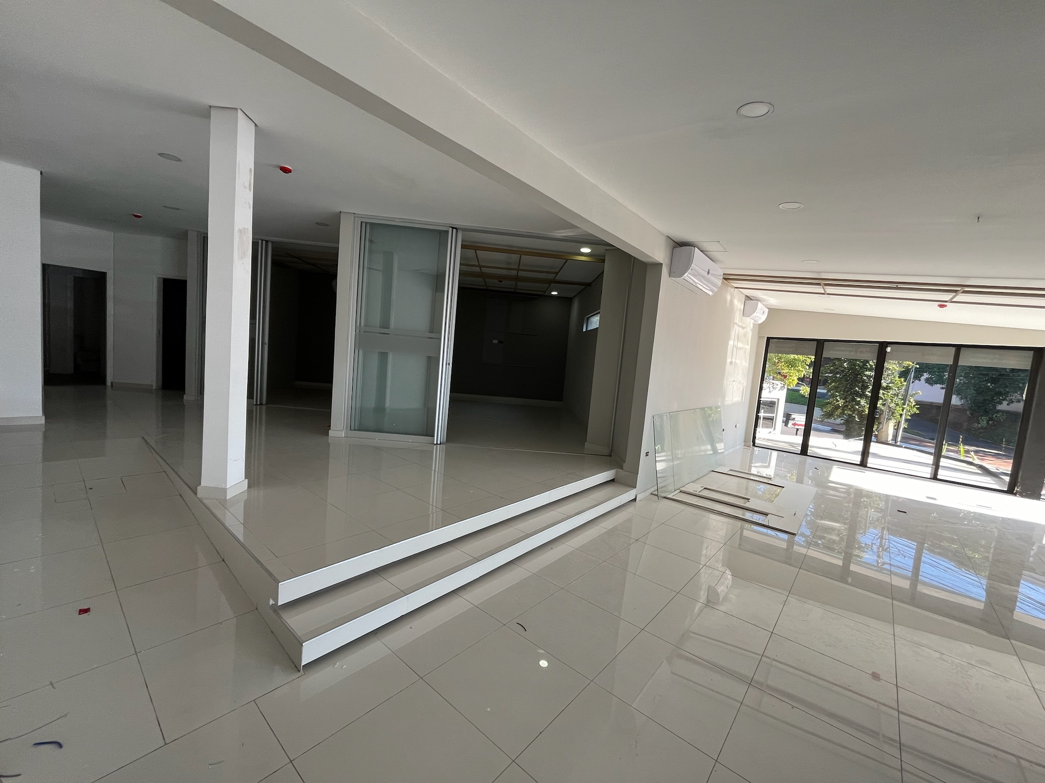 IMPONENTE LOCAL COMERCIAL CON DEPOSITO SOBRE AVENIDA ESPAÑA — foto 3