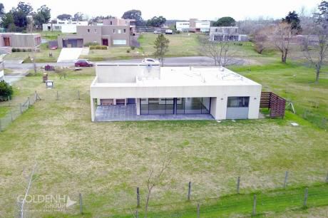 Importante Residencia A Estrenar, Moderna Construcción De Calidad En Altos De La Tahona.