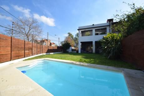 Moderna Casa Con Vista Al Mar Y Piscina