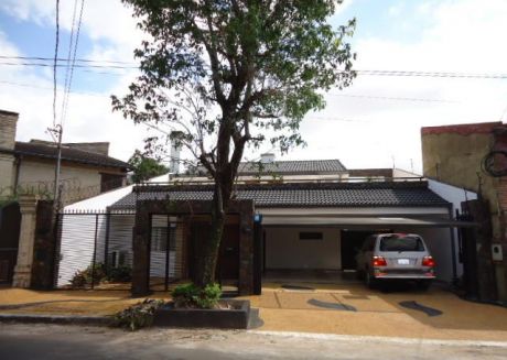 Alquilamos Amplia Casa A Estrenar En Barrio Herrera Sobre Asfalto