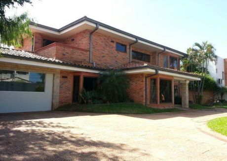 Vendo Hermosa Residencia, A Pasos De Sta. Teresa , Barrio Ycua Sati