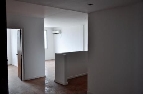 Super Luminoso, Vista Al Mar. Recién Reciclado, Para Vivienda U Oficina.