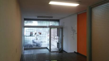 Venta Local Punta Carretas Al Frente Con Division Y Baño