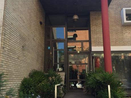 Alquilo Moderno Local Comercial A Pasos Del Shopping Del Sol