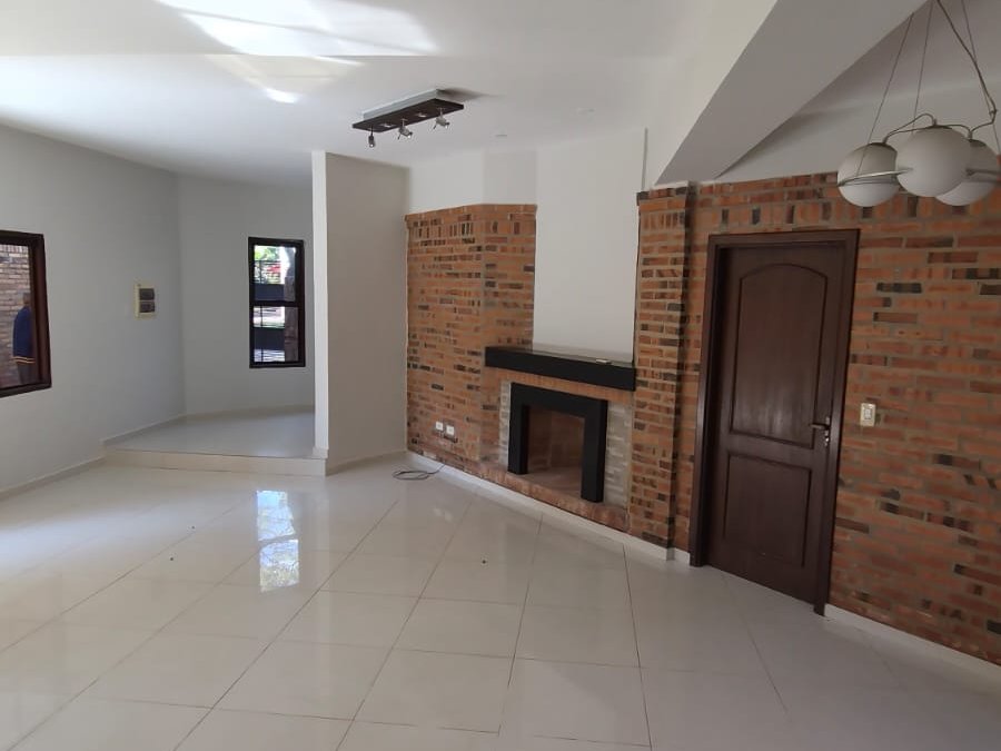 ALQUILO CASA 4 DORM EN LUQUE — foto 2