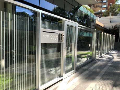 Apartamento En Alquiler - Nuevo - 3 Dormitorios - 2 Garajes