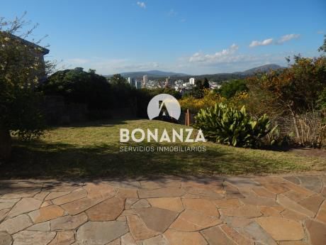 Casa De Muy Buena Construcción, 3 Dormitorios, 2 Baños