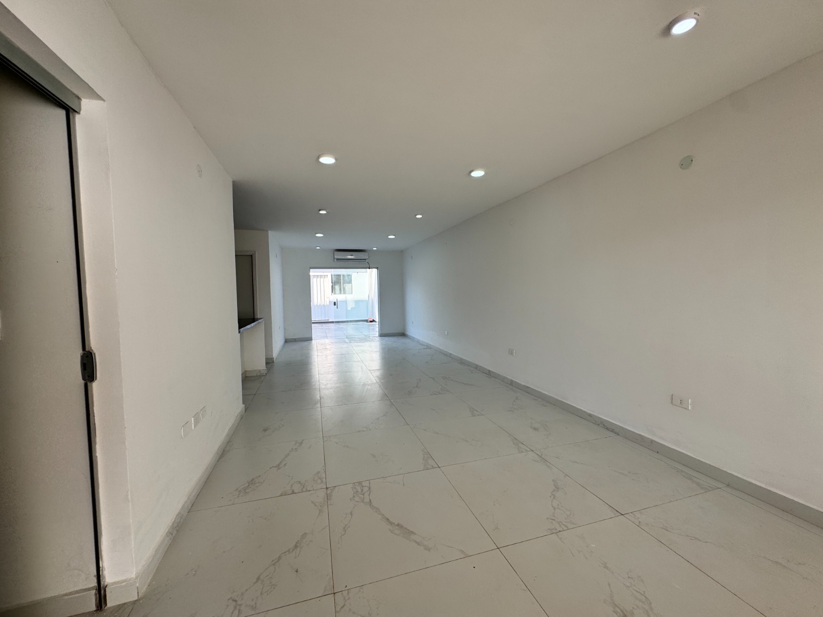 Alquilo Duplex de 3 + área de servicio en Luque — foto 2