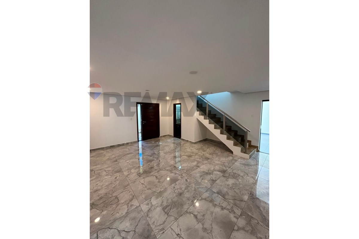 Casa - Alquiler - Luque, Central, Paraguay — foto 2