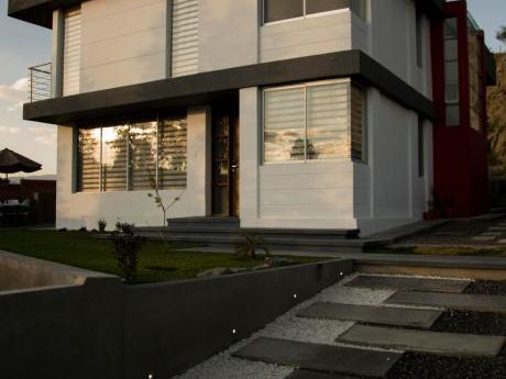 Casa De 262m2 Y Terreno De 1004m2 En Venta A 5 Minutos Del Club De Golf