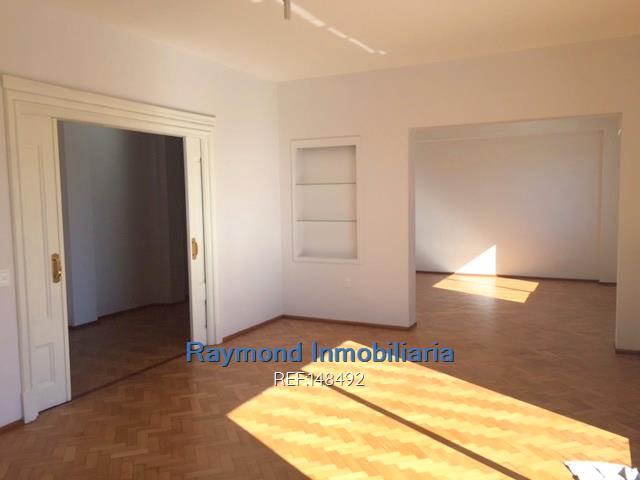 Excelente residencia frente a la Plaza Fabini