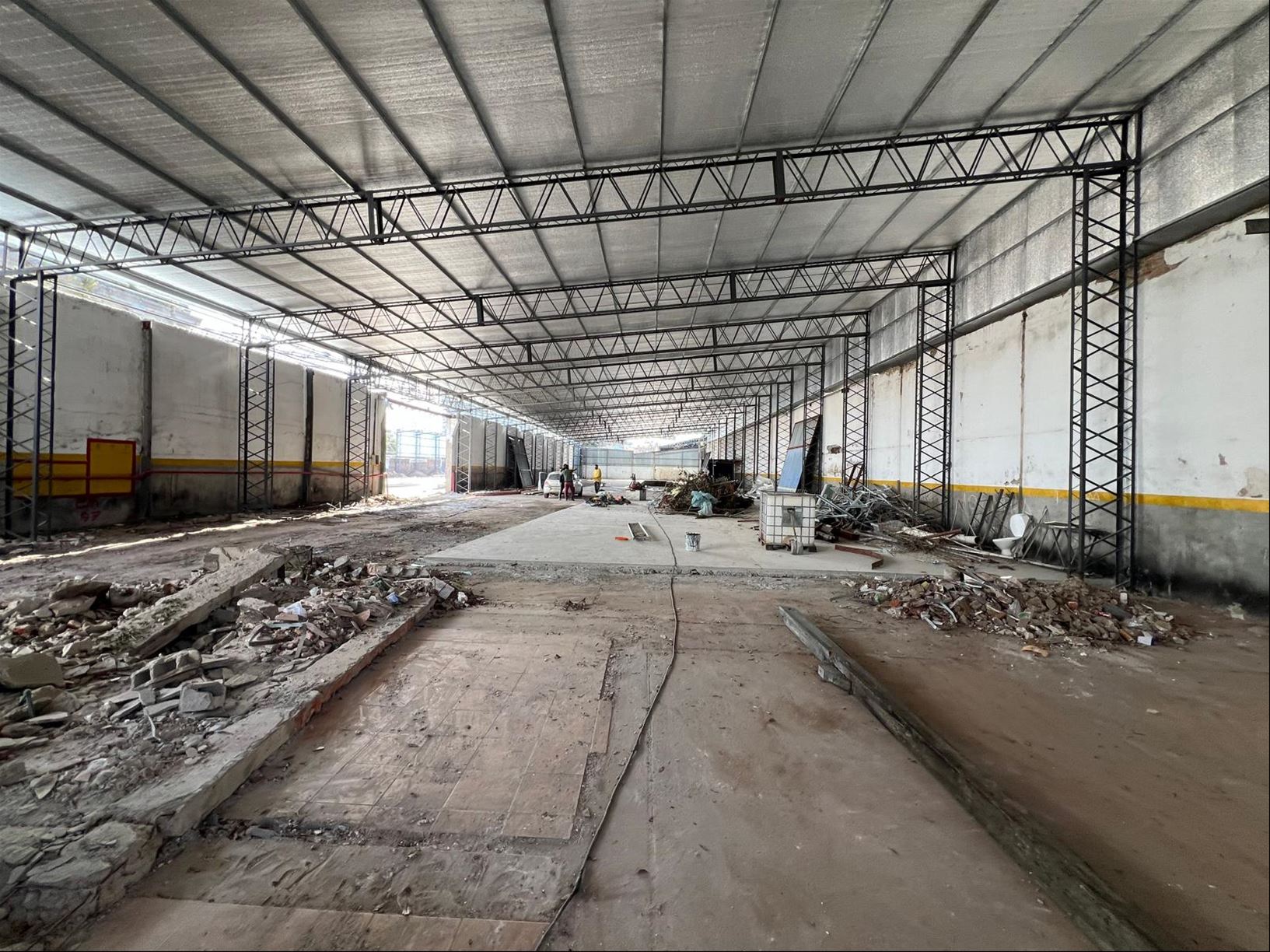Alquiler local de 2000m2 en Bella Vista a estrenar · Foto 2