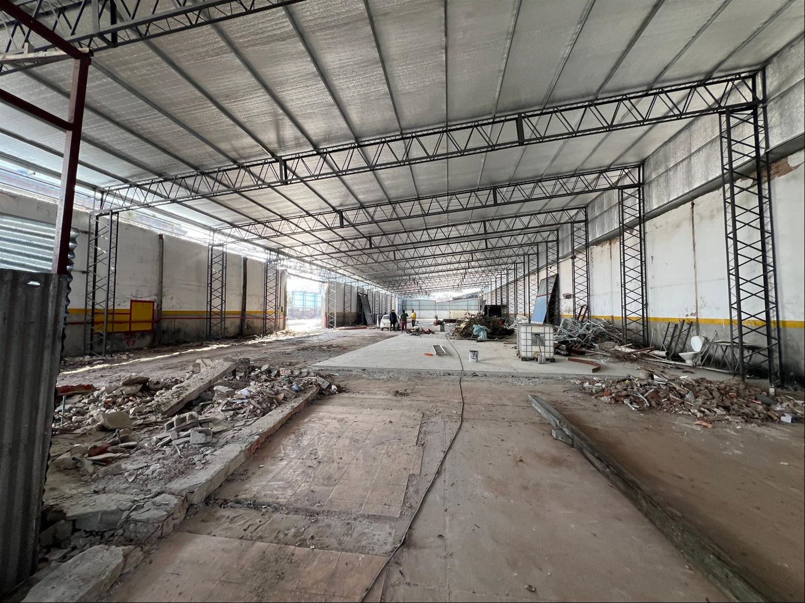 Alquiler local de 2000m2 en Bella Vista a estrenar · Foto 4